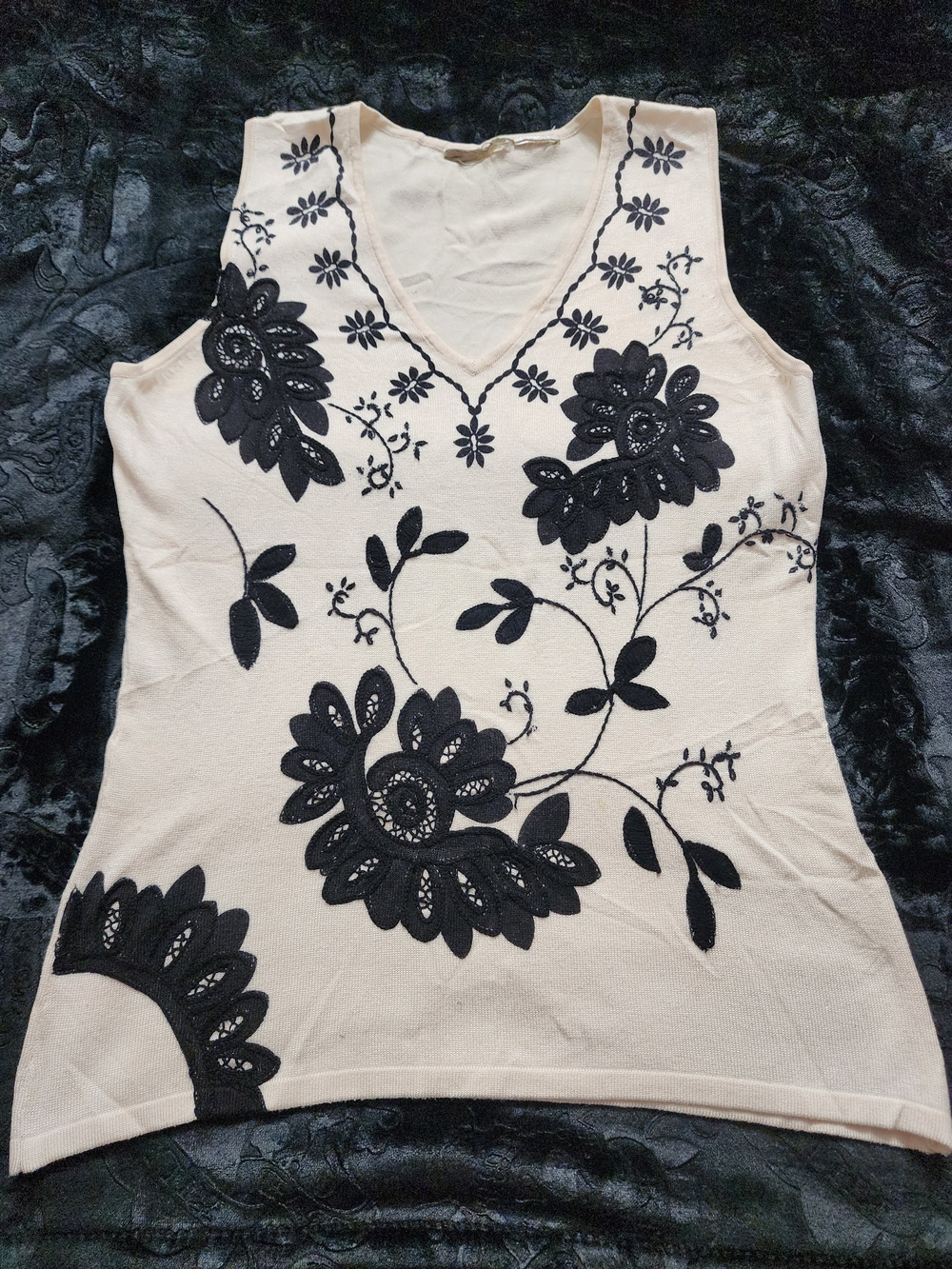 Sleeveless Cream Floral Appliqué V-Neck Top